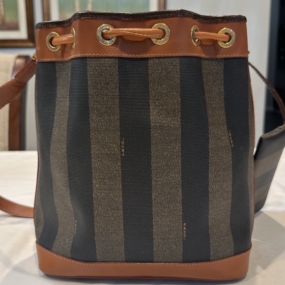 Authentic Fendi bucket bag with pouch - Picture 3 of 15